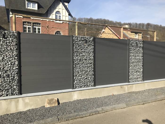 Vue d'une palissade multiple en bois composite et gabions