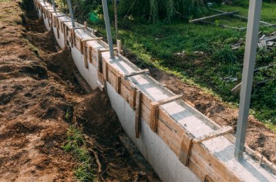 Fondations en béton pour clôture ou paroi de jardin