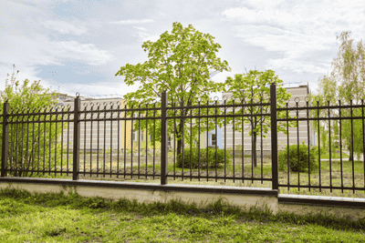 Une clôture, un grillage ou un portail permettent de minimiser les risques d'intrusion ou de vol sur un site professionnel