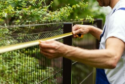Un fournisseur de clôtures proposant un service de pose et d'installation permet d'optimiser vos chantiers