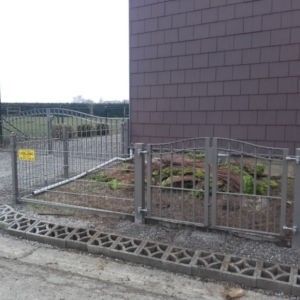 Les panneaux de treillis rigides : une clôture de jardin sécurisante et durable