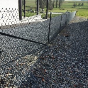 Comment installer une clôture ou une palissade en fonction du type de terrain en Wallonie ?