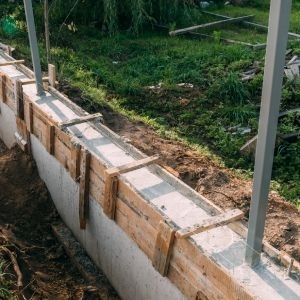 Tout savoir sur les fondations en béton pour votre clôture à Namur
